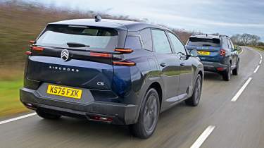 Dacia Bigster и Citroen C5 Aircross в движении сзади